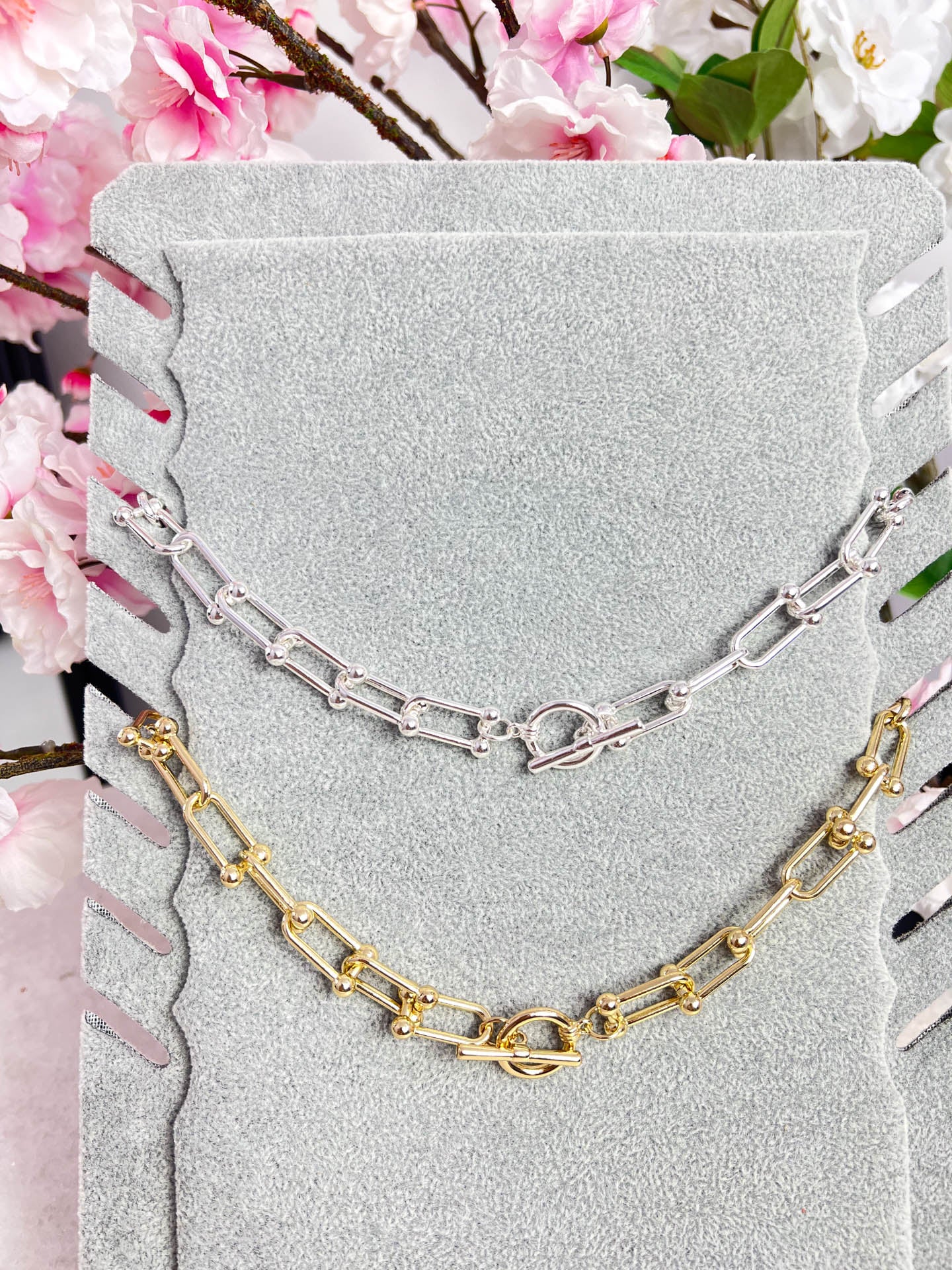 The Zara - Horseshoe Chain Short Necklace